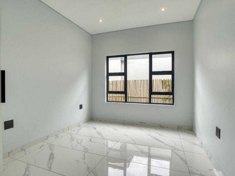 Elegant 3-Bedroom Home with Pool in Prestigious Palm Lakes Estate - Photo 10