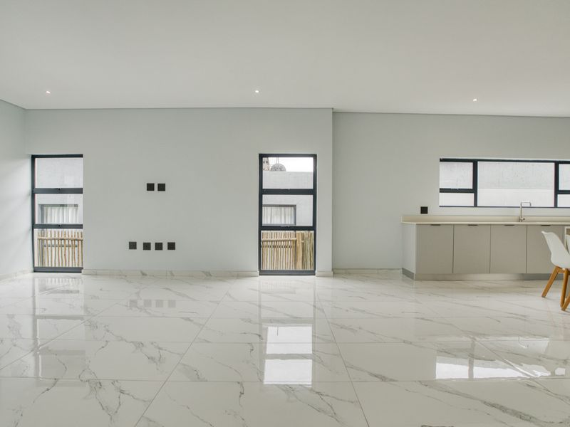 Elegant 3-Bedroom Home with Pool in Prestigious Palm Lakes Estate - Photo 8