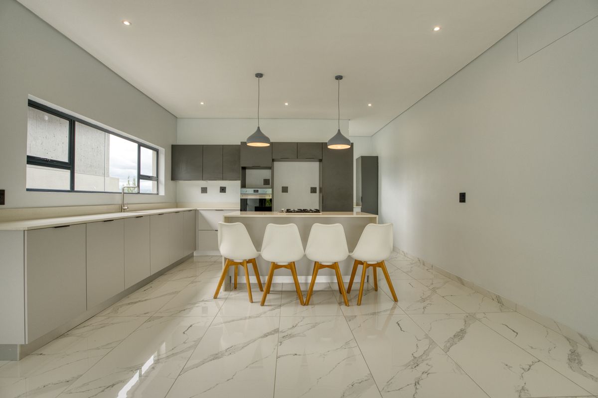 Elegant 3-Bedroom Home with Pool in Prestigious Palm Lakes Estate - Photo 3