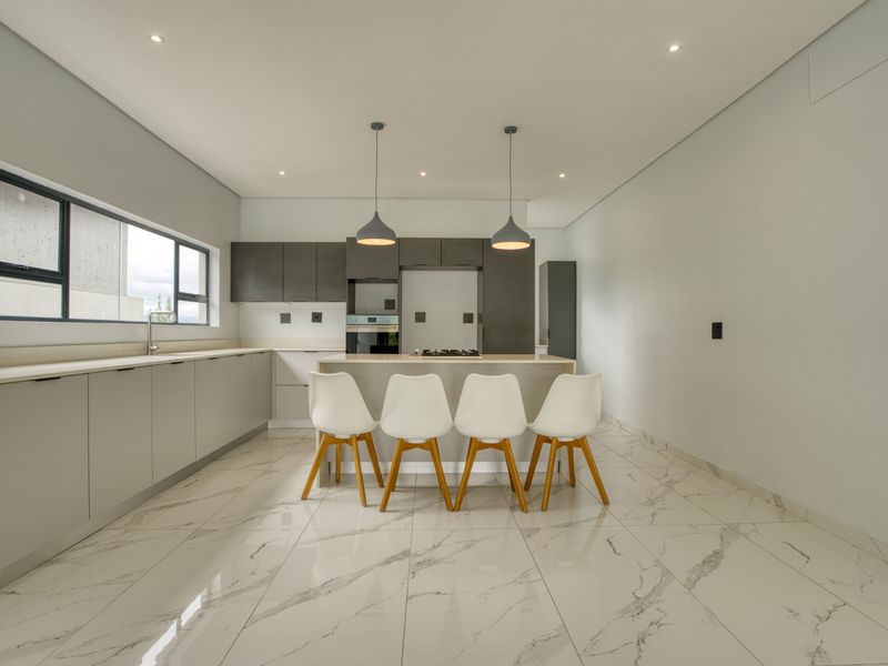 Elegant 3-Bedroom Home with Pool in Prestigious Palm Lakes Estate - Photo 3