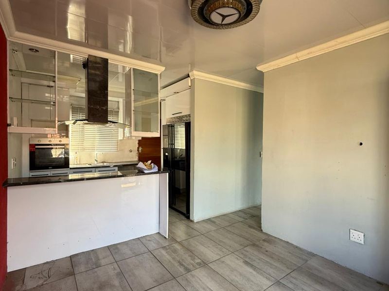 House Pending Sale In Witbank - Photo 5