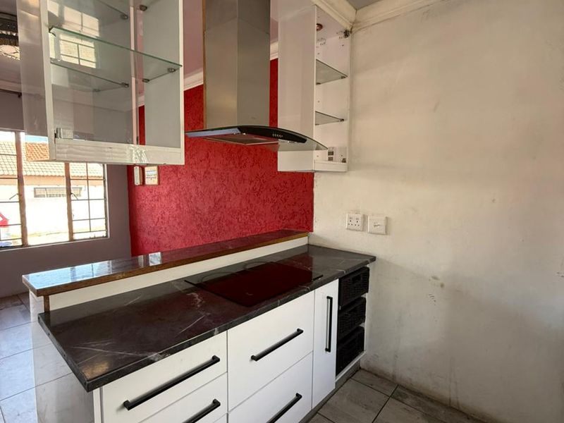 House Pending Sale In Witbank - Photo 4