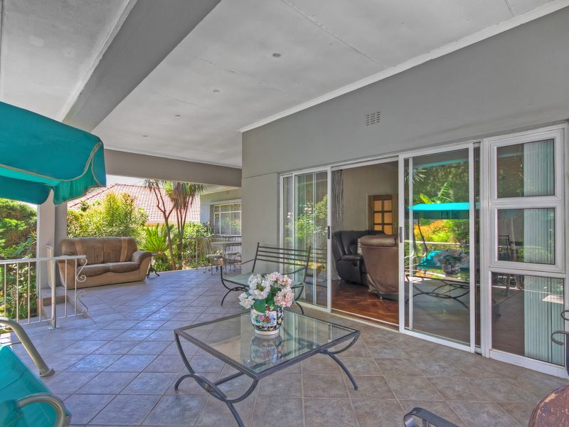 SPACIOUS FAMILY HOME. PERFECTLY POSIONED WITHIN A QUIET BOOMED OFF ENCLOSURE BORDER OF WAVERLEY!!!! - Photo 1