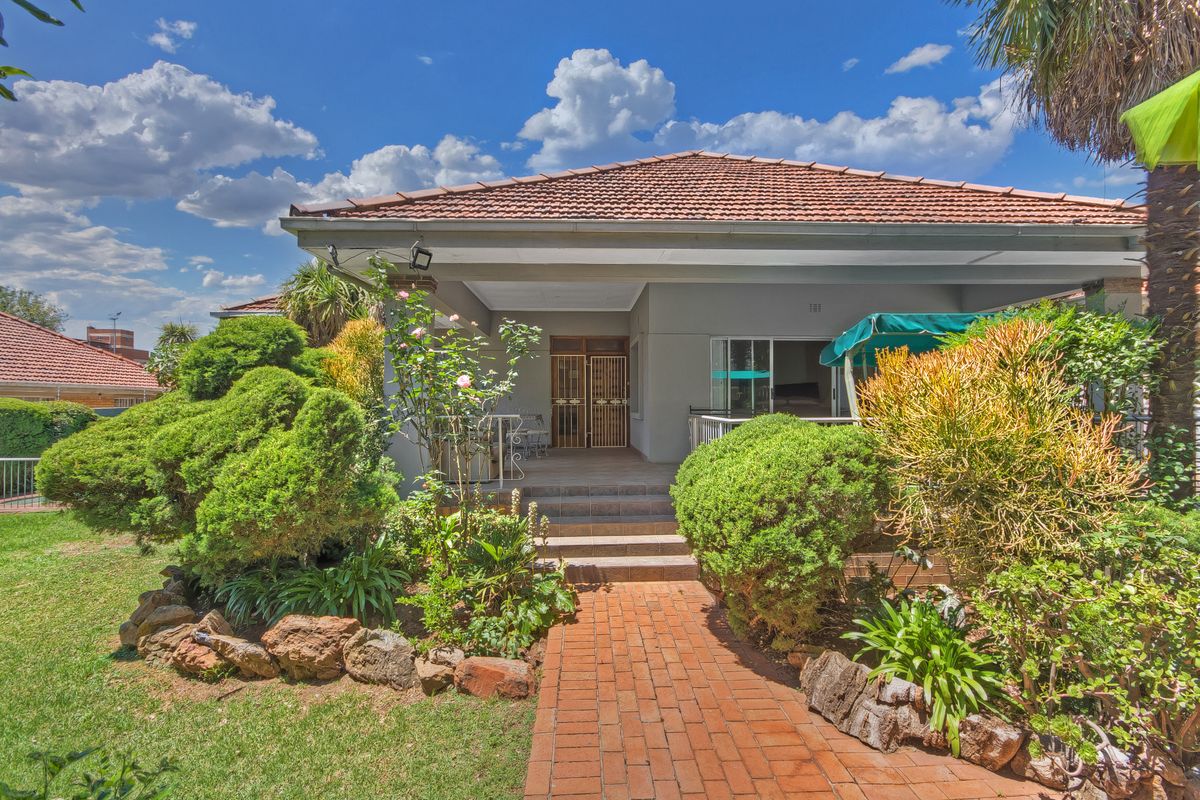 SPACIOUS FAMILY HOME. PERFECTLY POSIONED WITHIN A QUIET BOOMED OFF ENCLOSURE BORDER OF WAVERLEY!!!! - Photo 5