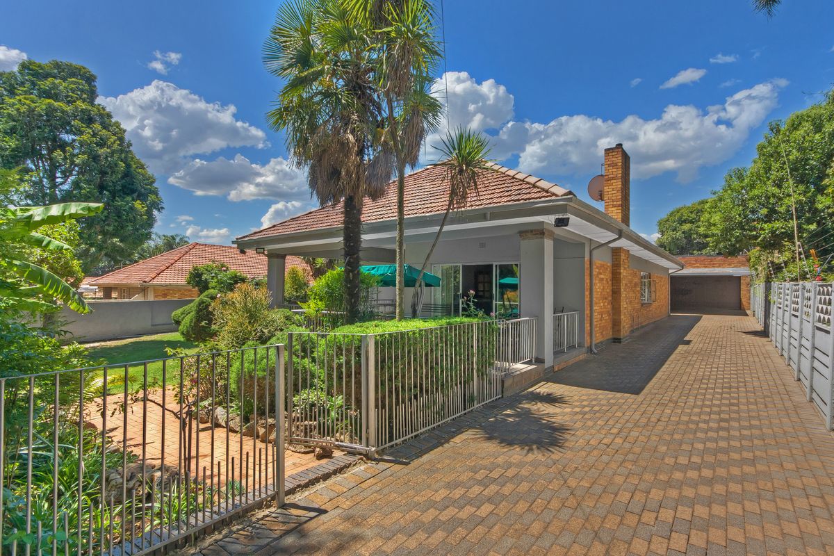 SPACIOUS FAMILY HOME. PERFECTLY POSIONED WITHIN A QUIET BOOMED OFF ENCLOSURE BORDER OF WAVERLEY!!!! - Photo 2