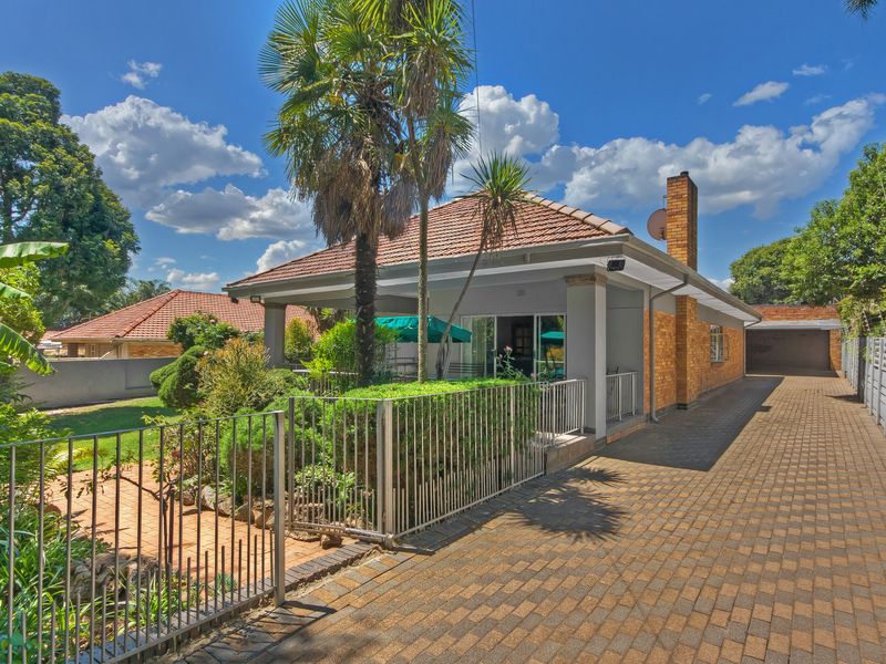 SPACIOUS FAMILY HOME. PERFECTLY POSIONED WITHIN A QUIET BOOMED OFF ENCLOSURE BORDER OF WAVERLEY!!!! - Photo 2