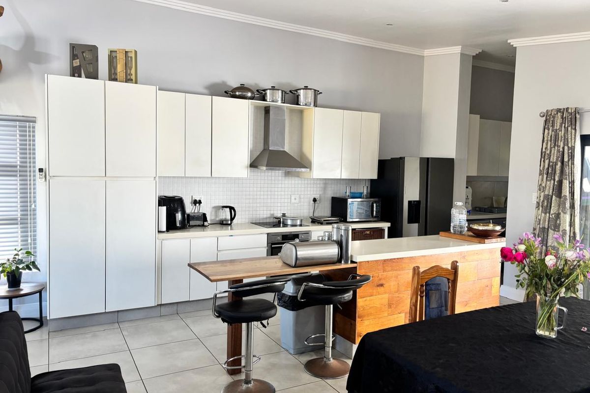 Modern 4-Bedroom Home in Sought-After Palm Lakes Estate - Photo 3