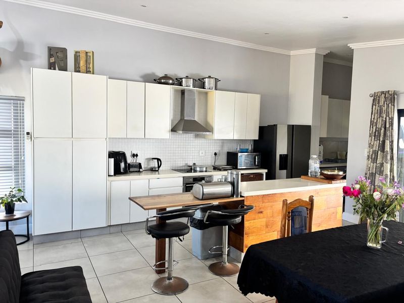 Modern 4-Bedroom Home in Sought-After Palm Lakes Estate - Photo 3