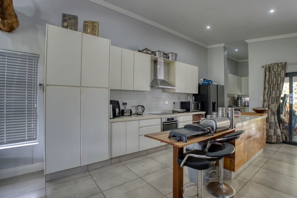 Modern 4-Bedroom Home in Sought-After Palm Lakes Estate - Photo 5