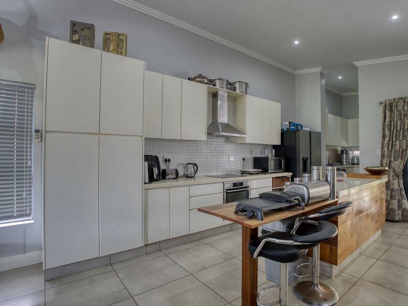 Modern 4-Bedroom Home in Sought-After Palm Lakes Estate - Photo 5