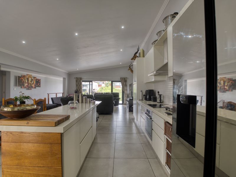 Modern 4-Bedroom Home in Sought-After Palm Lakes Estate - Photo 10