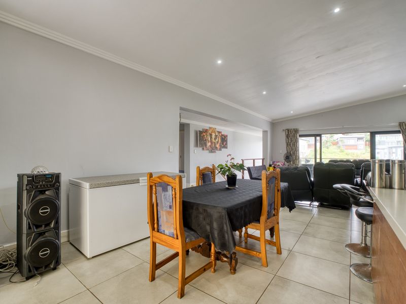 Modern 4-Bedroom Home in Sought-After Palm Lakes Estate - Photo 9