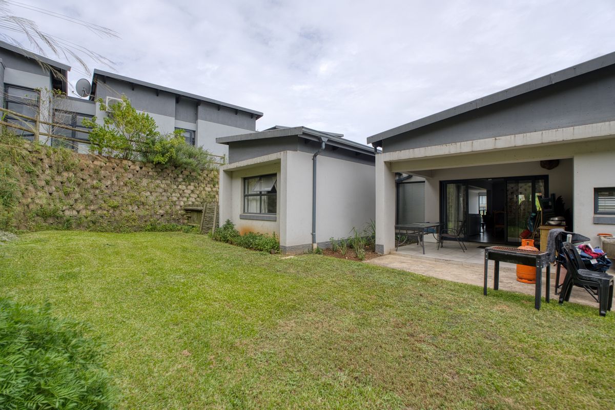 Modern 4-Bedroom Home in Sought-After Palm Lakes Estate - Photo 2