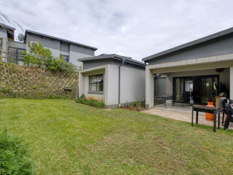 Modern 4-Bedroom Home in Sought-After Palm Lakes Estate - Photo 2