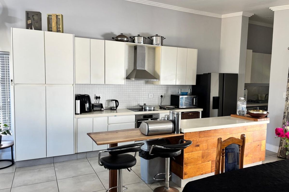 Modern 4-Bedroom Home in Sought-After Palm Lakes Estate - Photo 4