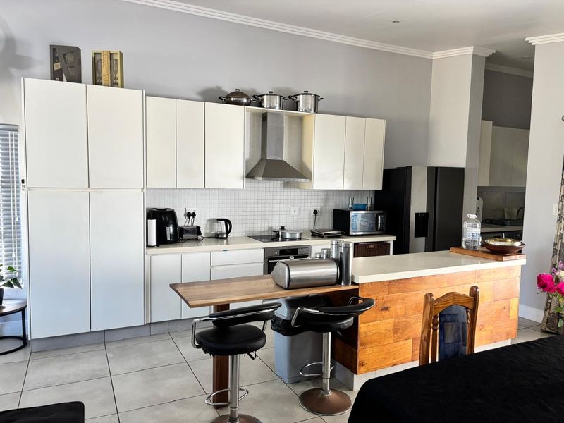 Modern 4-Bedroom Home in Sought-After Palm Lakes Estate - Photo 4