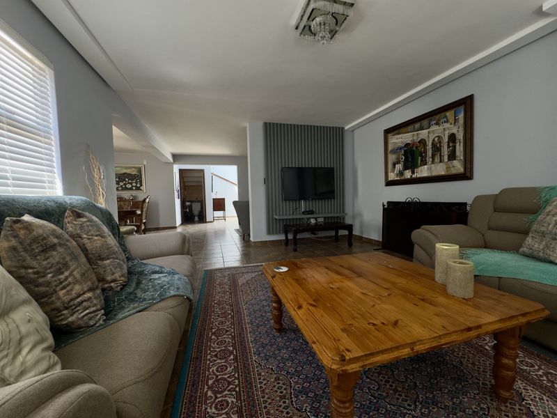 Modern Coastal Family Home with Pool, Inverter & Stylish Finishes in Dwarskersbos. - Photo 5