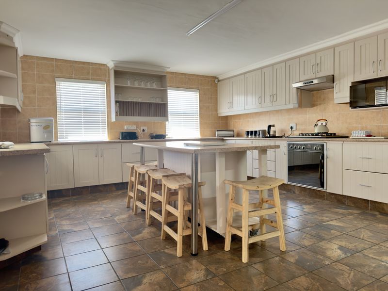 Modern Coastal Family Home with Pool, Inverter & Stylish Finishes in Dwarskersbos. - Photo 10