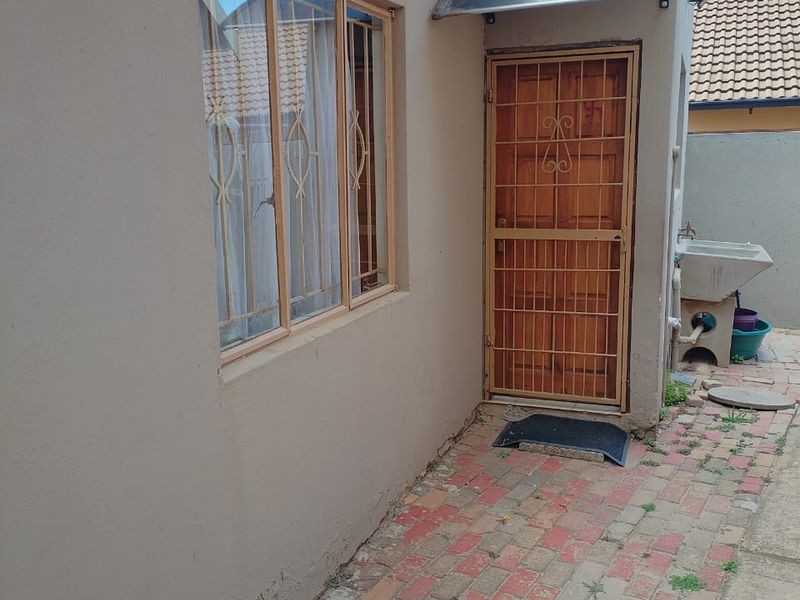 Family Home for Sale in Bakerton with flatlet - Photo 7