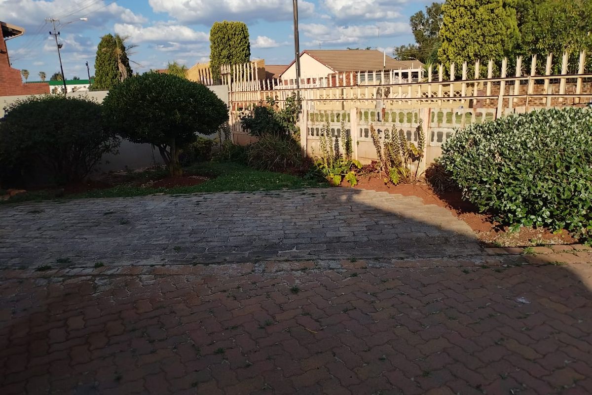 Family Home for Sale in Bakerton with flatlet - Photo 2