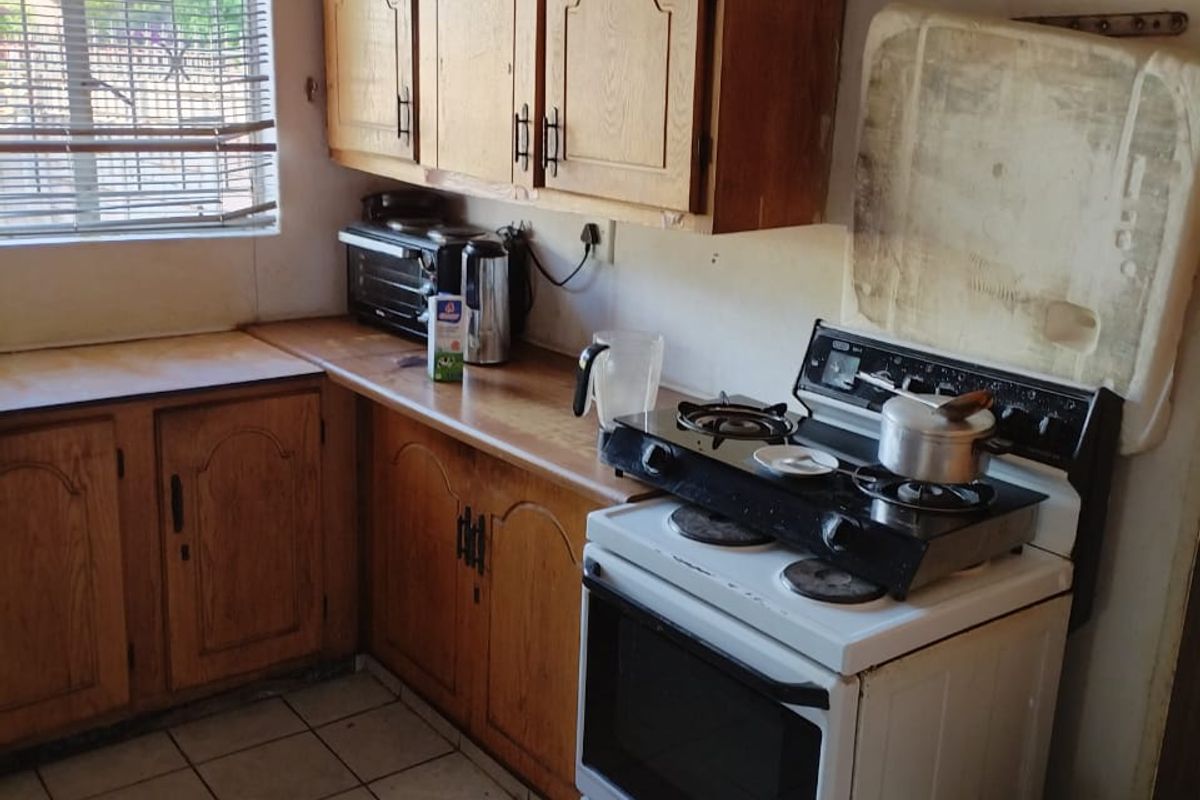 Family Home for Sale in Bakerton with flatlet - Photo 4