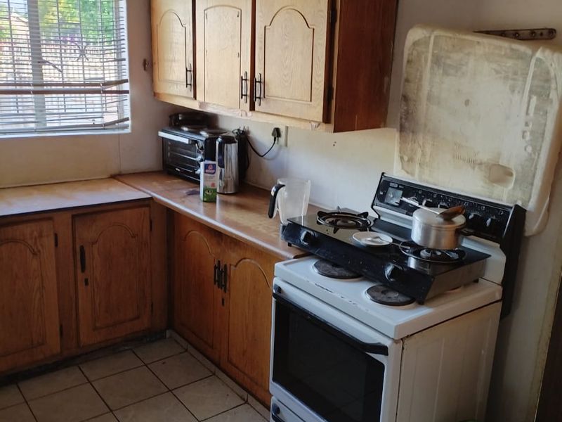 Family Home for Sale in Bakerton with flatlet - Photo 4