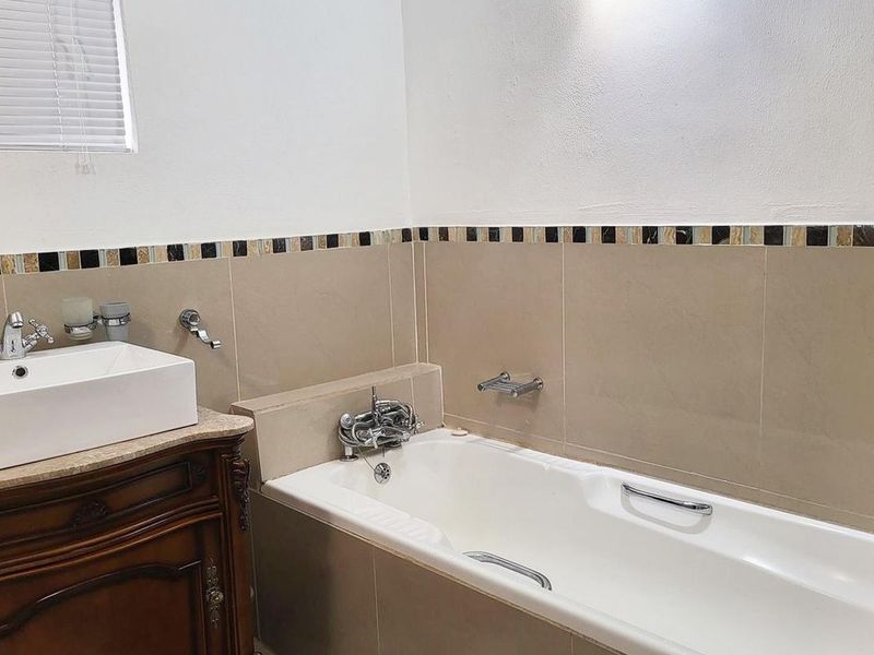 HUMEWOOD 2 BED 2 BATH APARTMENT FOR SALE - Photo 8