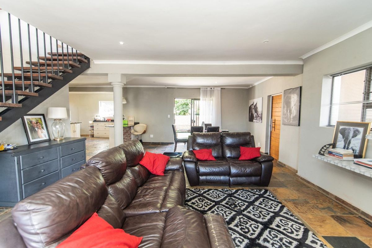 HUMEWOOD 4 BED 2 BATH HOUSE FOR SALE - Photo 2