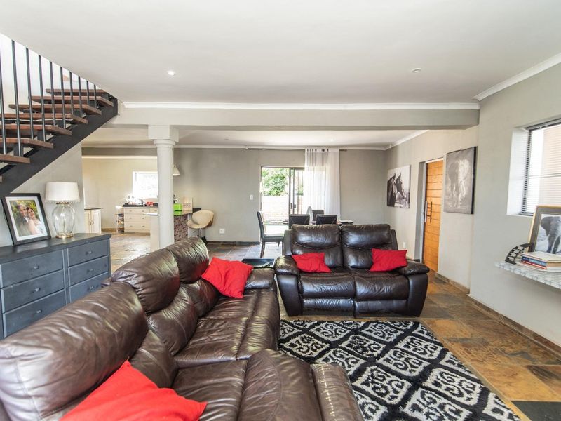 HUMEWOOD 4 BED 2 BATH HOUSE FOR SALE - Photo 2