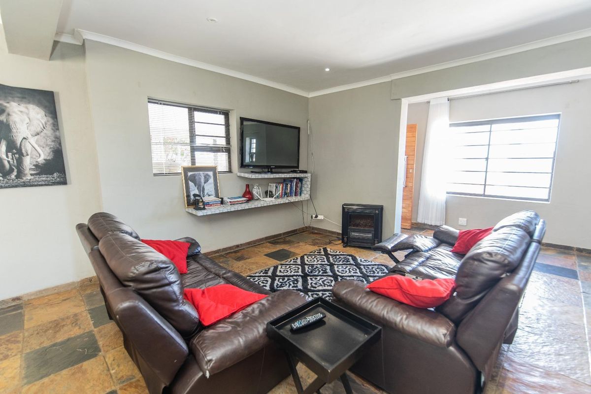 HUMEWOOD 4 BED 2 BATH HOUSE FOR SALE - Photo 3