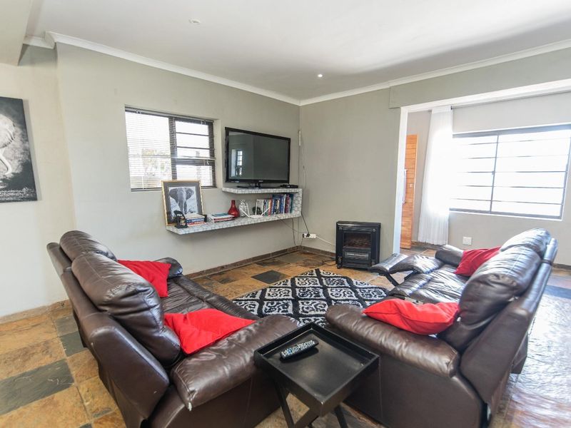 HUMEWOOD 4 BED 2 BATH HOUSE FOR SALE - Photo 3