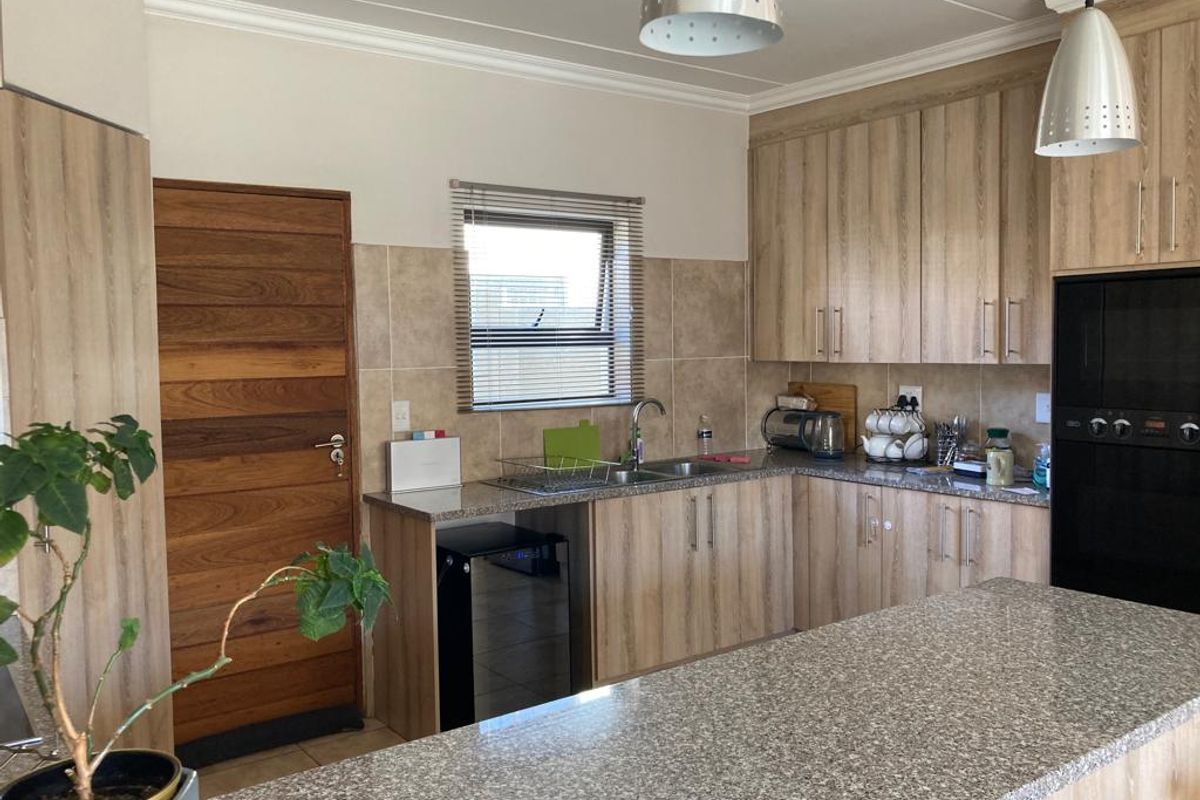 3 Bed House in Equestria - Photo 4