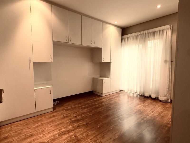 Modern 2-Bedroom Ground Floor Apartment in Over-50s Village (Bryanston) - Photo 9