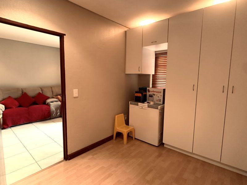 Modern 2-Bedroom Ground Floor Apartment in Over-50s Village (Bryanston) - Photo 7