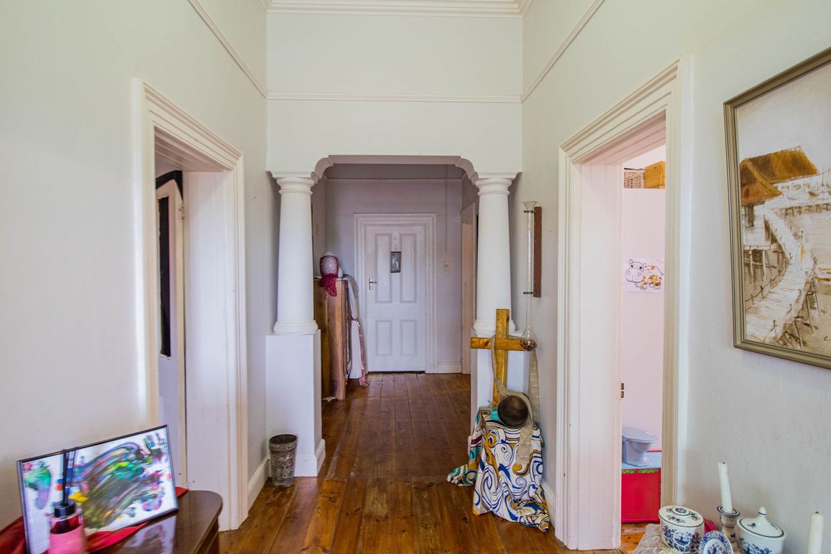 Charming Victorian Home with a flat - Photo 5