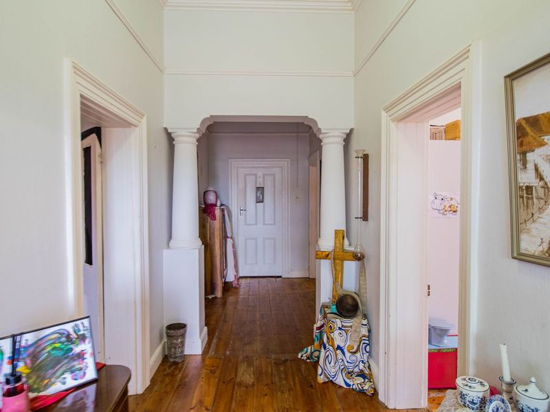 Charming Victorian Home with a flat - Photo 5