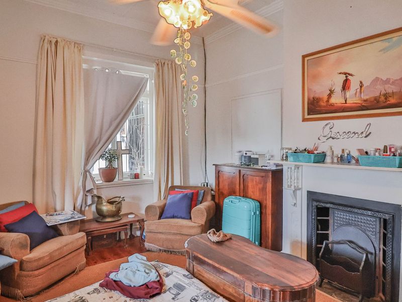 Charming Victorian Home with a flat - Photo 9