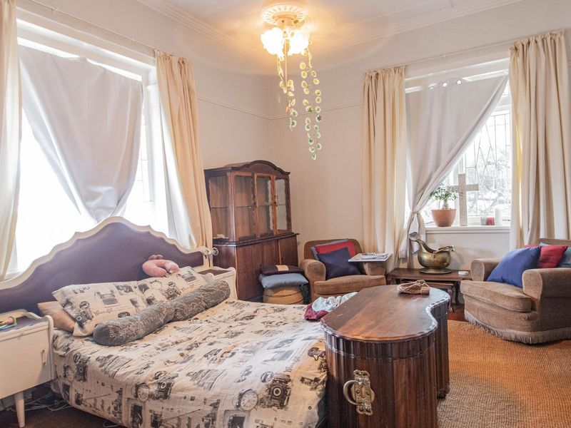 Charming Victorian Home with a flat - Photo 8