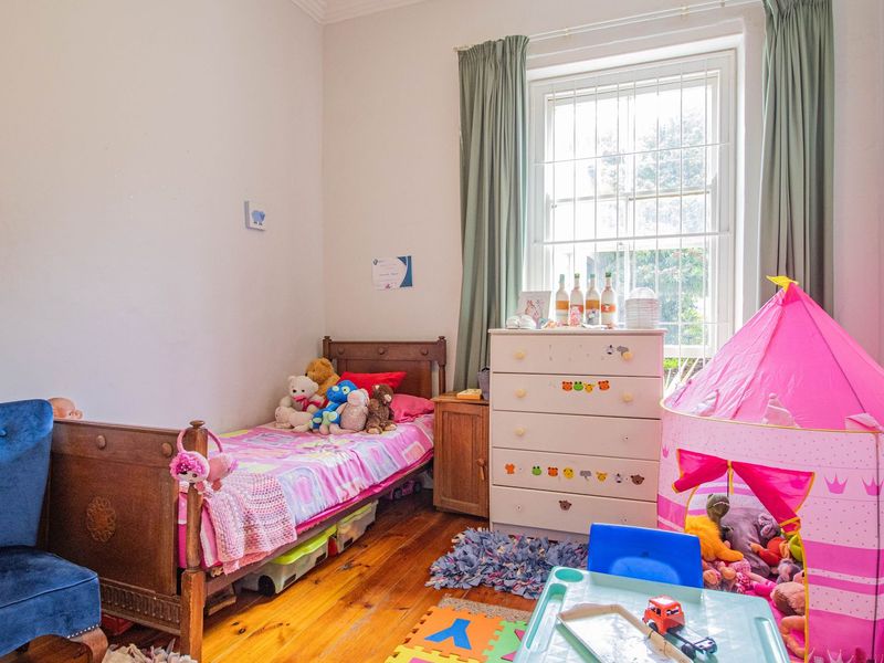 Charming Victorian Home with a flat - Photo 7