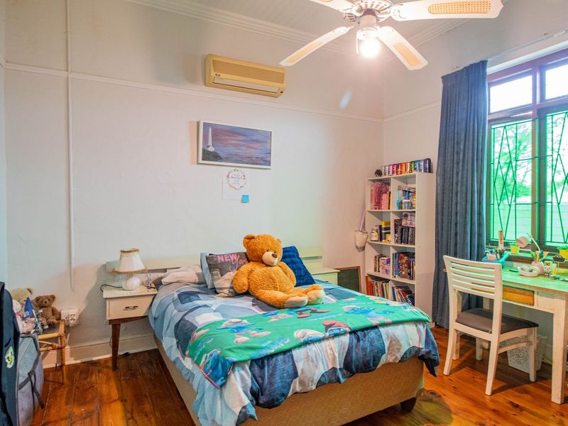 Charming Victorian Home with a flat - Photo 6