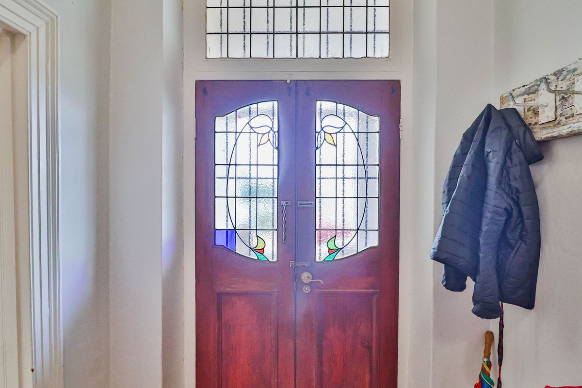 Charming Victorian Home with a flat - Photo 4