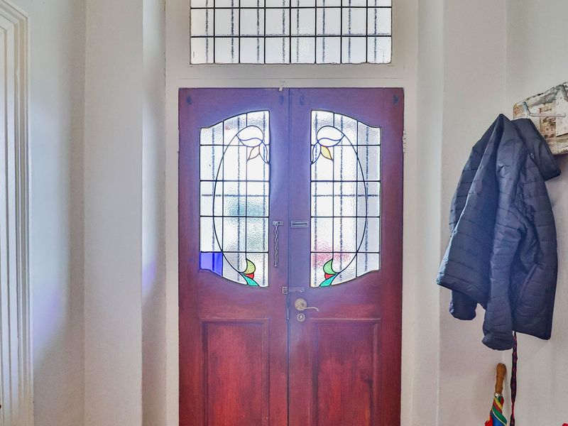 Charming Victorian Home with a flat - Photo 4