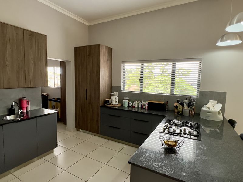 4 BEDROOM HOUSE IN SECURE ESTATE - Photo 10