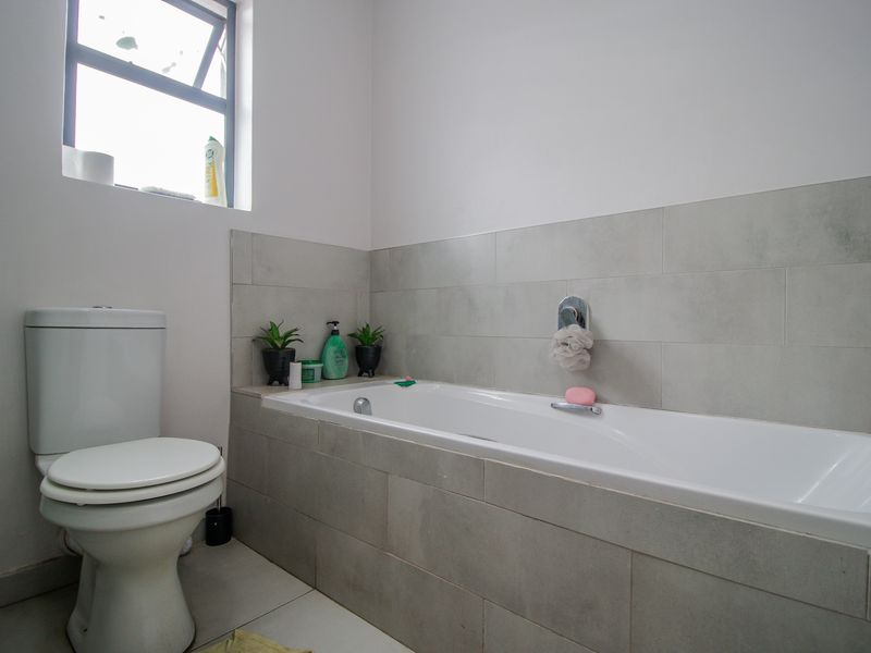 To Let in Lombardy Meander - Photo 8