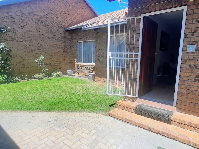 Modern Effortless Living!! - Photo 3