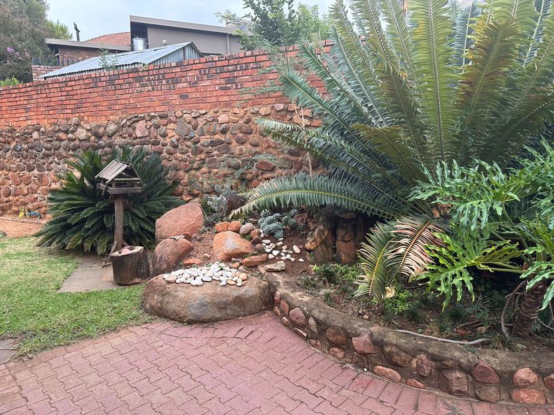 Spacious 4-Bedroom Family Home on a Corner Stand in Schoemansville, Hartbeespoort - Photo 9