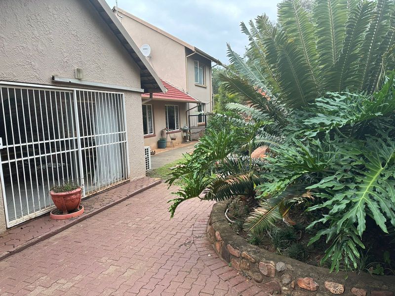 Spacious 4-Bedroom Family Home on a Corner Stand in Schoemansville, Hartbeespoort - Photo 8