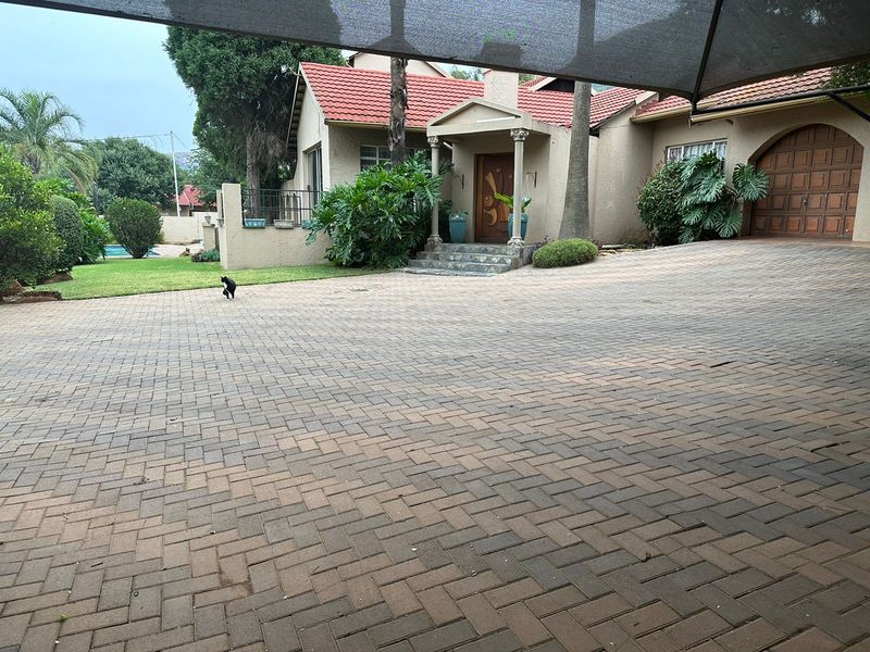 Spacious 4-Bedroom Family Home on a Corner Stand in Schoemansville, Hartbeespoort - Photo 2