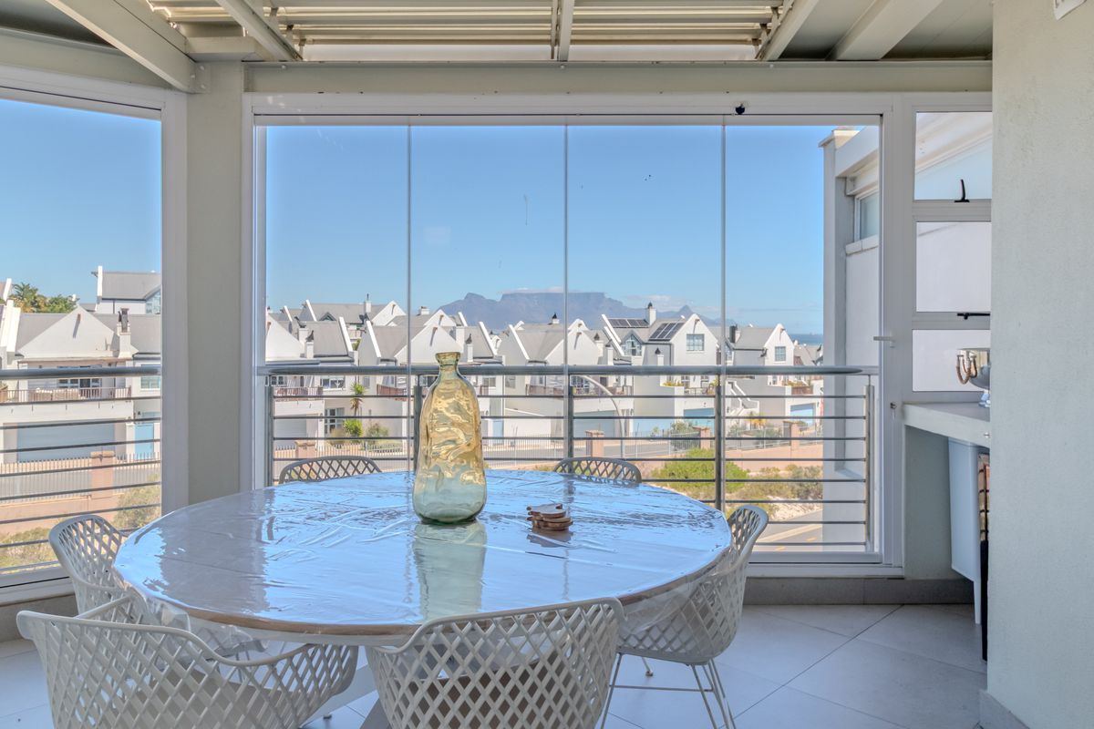 Fully Furnished Luxury Apartment with Spectacular Ocean and Table Mountain Views - Photo 2