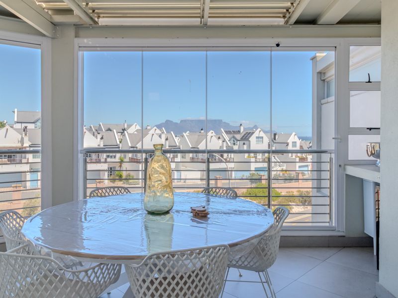 Fully Furnished Luxury Apartment with Spectacular Ocean and Table Mountain Views - Photo 2
